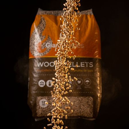 Palette Giant Flames Holzpellets 65 Säcke x 15 kg (975 kg)